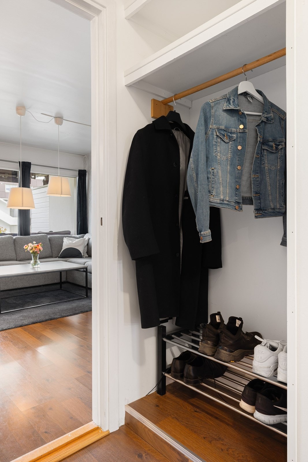 Videre kommer du inn i gangen som har en praktisk garderobenisje. Galleribilde