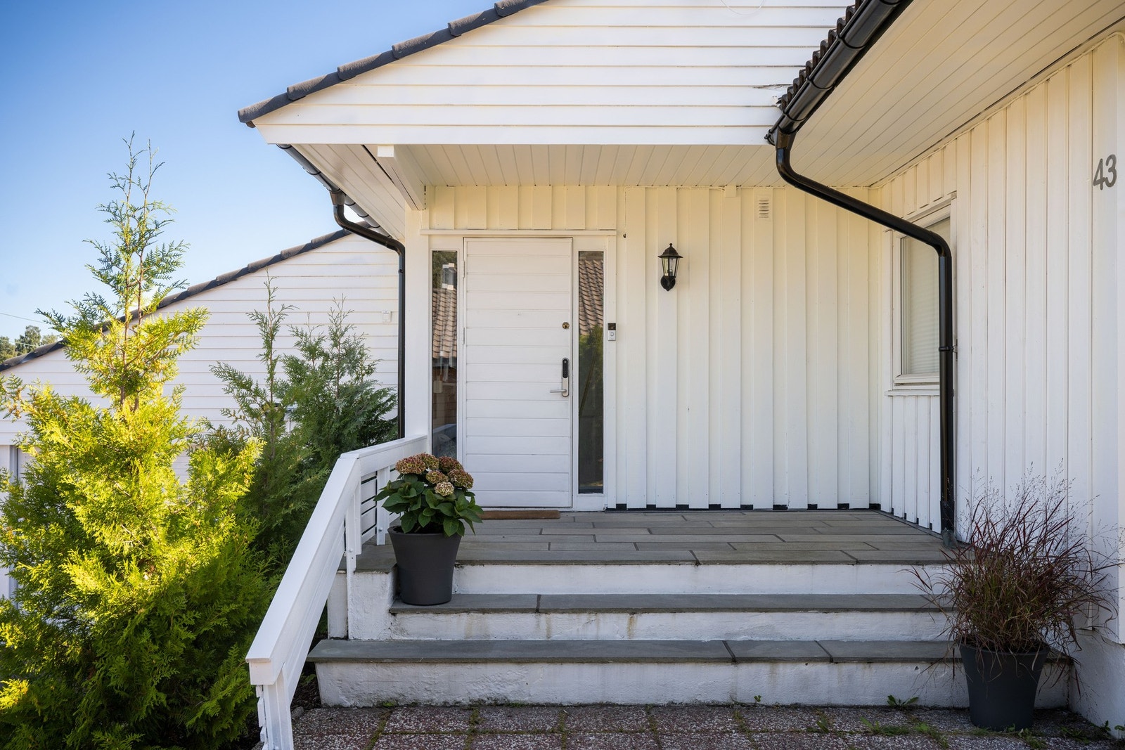 Inngangen er overbygd, og har belysning, ringeklokke og steinlagt trapp. Galleribilde