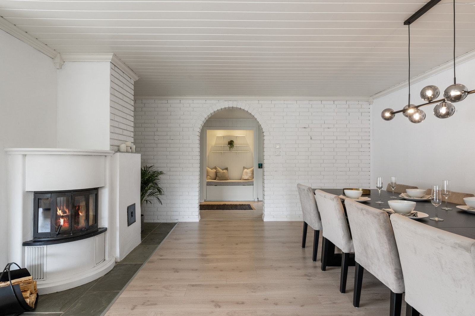 Med både peis og varmepumpe får man det lunt og godt i alle sonene. Galleribilde