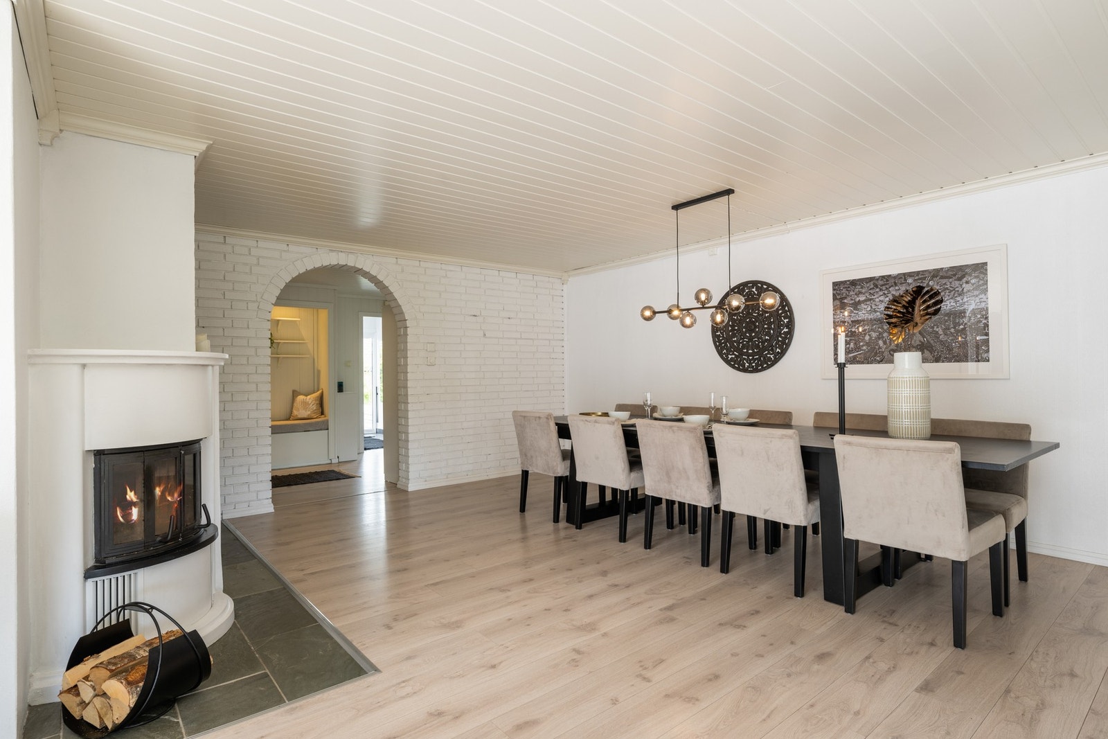 Som samlingssted har boligen en stor og åpen stue med klart avdelte soner. Galleribilde