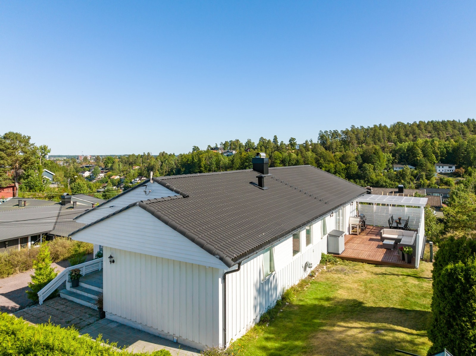 Hagen byr på godt med boltreplass, og her kan man enkelt sette opp en trampoline, etablere en kjøkkenhage eller leke med venner etter skolen. Galleribilde