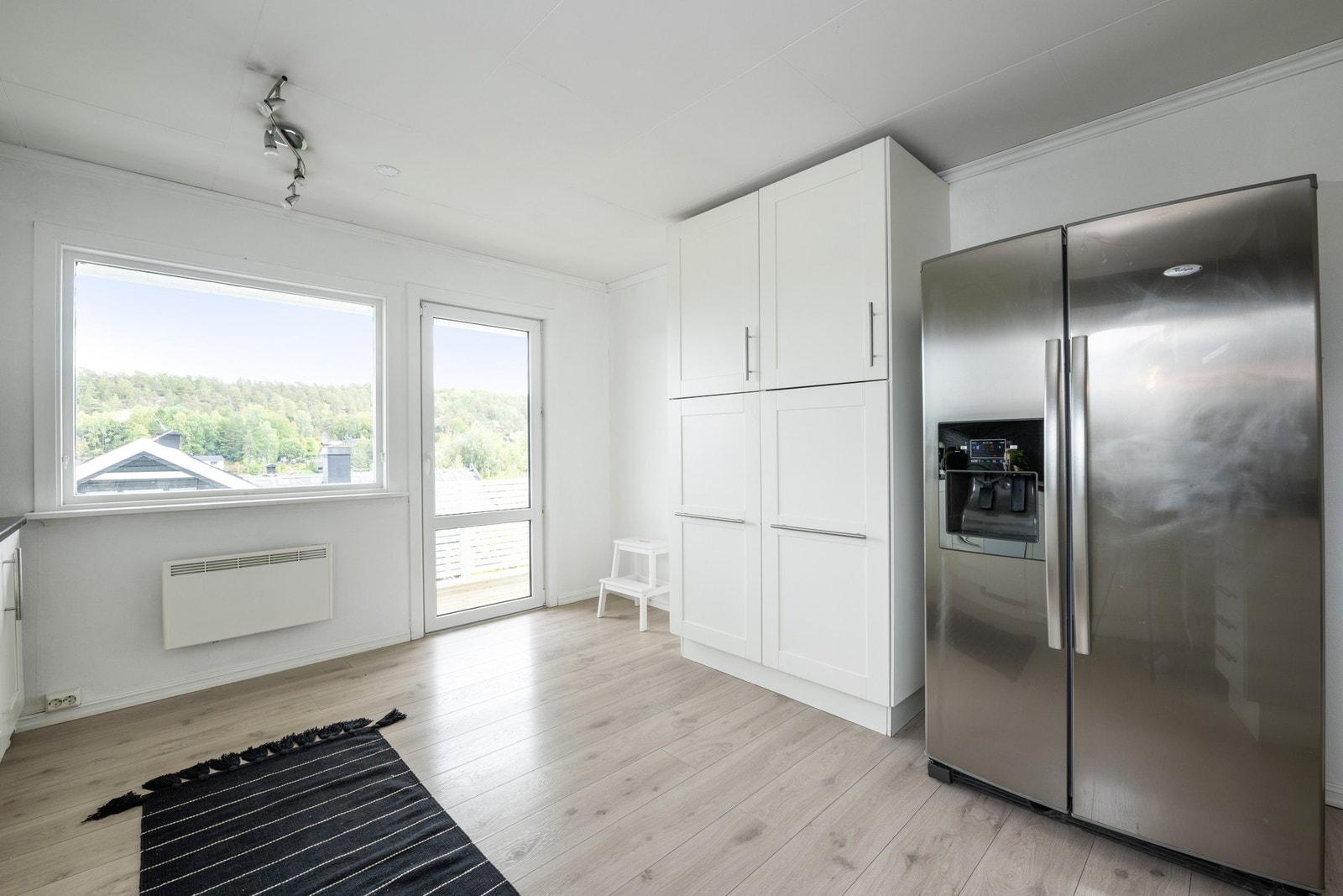 Kjøkkenet er lyst og romslig med direkte utgang til en overbygd balkong. Galleribilde