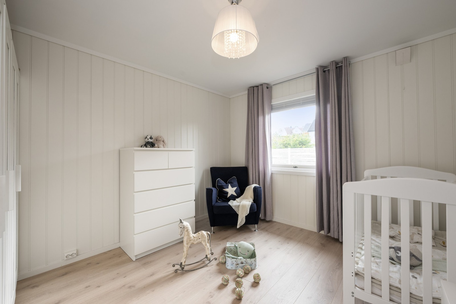 De øvrige soverommene har mulighet for klesskap, og godt med ekstra lagringsplass. Galleribilde