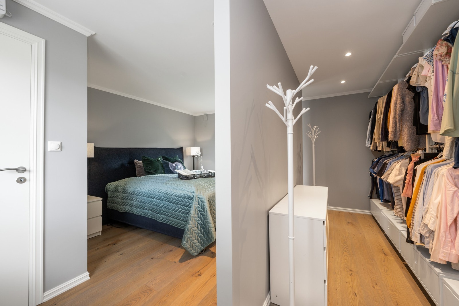 Det er god plass til dobbeltseng, og bak en skillevegg har rommet et stort walk-in closet med skuffer, hyller og klesoppheng Galleribilde