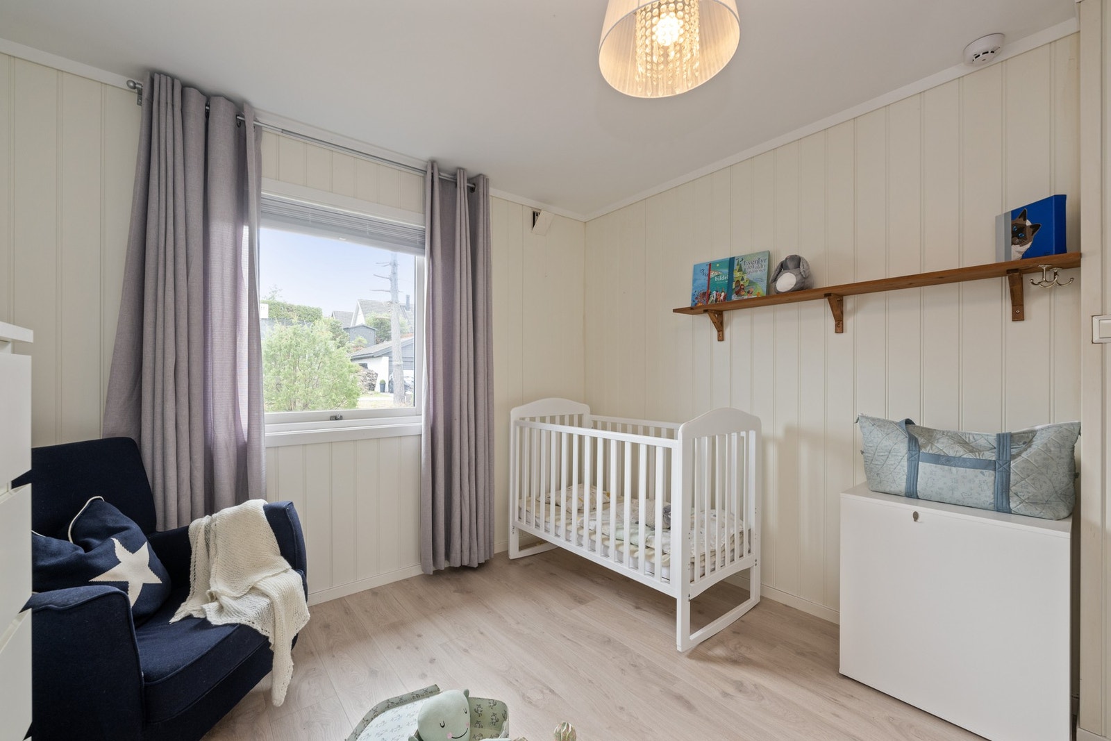 Hele fire soverom betyr mange valgmuligheter, og ved behov kan rommene benyttes som kontor eller ekstra stue. Galleribilde