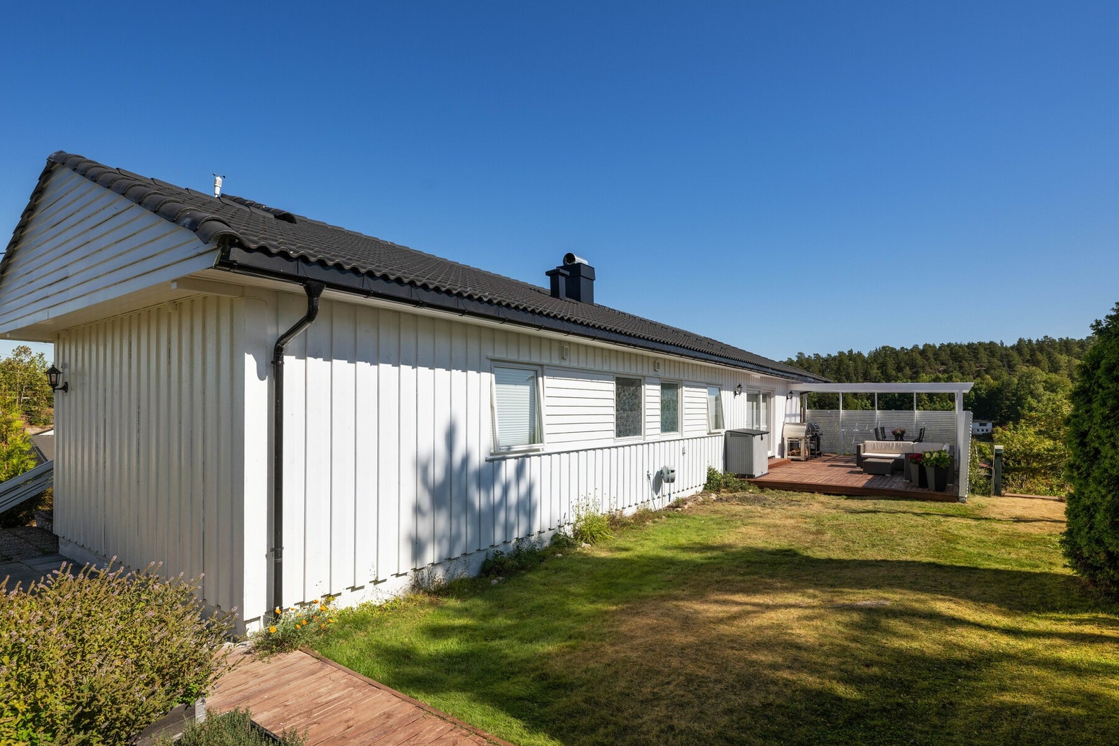 Taktekkingen er fra 2020, og foran garasjen har tomten en gruslagt gårdsplass. Galleribilde