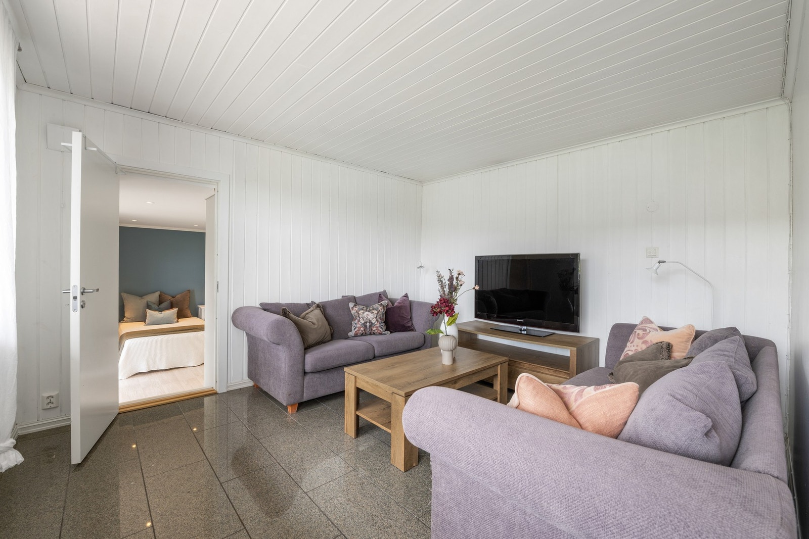 I underetasjen har boligen en kjærkommen stue for familien, et ekstra oppholdsrom til lek, vennebesøk og avslapning. Galleribilde