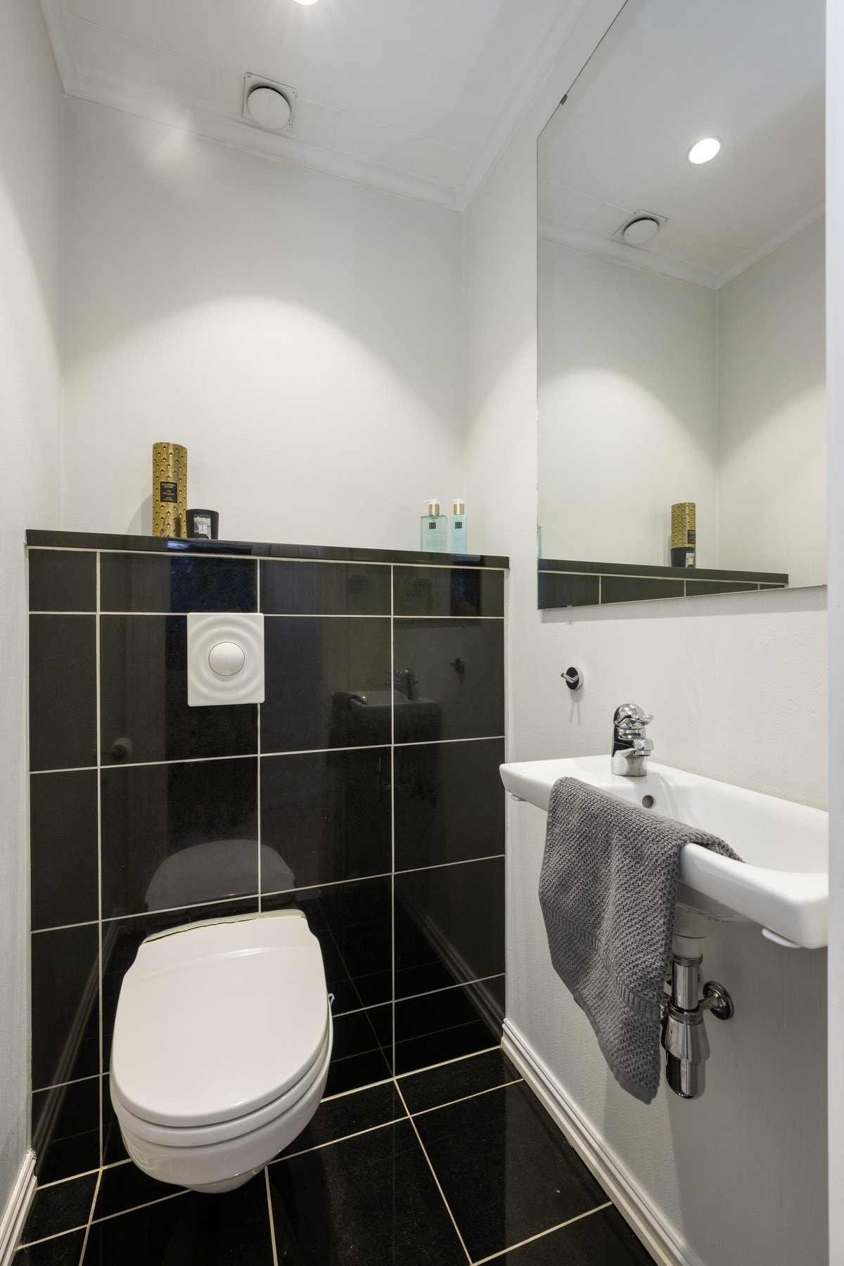 Planløsningen er praktisk, med ekstra wc-rom og eget vaskerom i tillegg til badet i hovedetasjen. Galleribilde