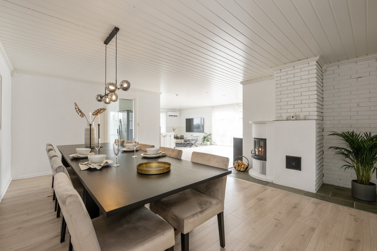 Dagslyset suppleres ypperlig av downlights, og 1-stavs laminatgulv kombineres med paneler og veggflater malt i hvitt. Galleribilde