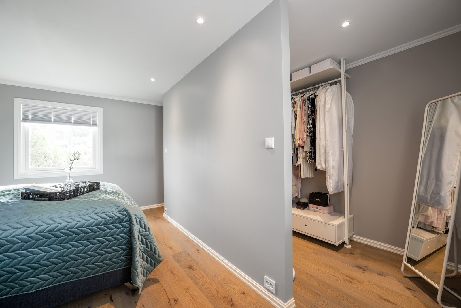 Hovedsoverommet er stort og stilfullt, nyoppusset med downlights, 1-stavs laminatgulv og vegger holdt i en lys gråtone. Galleribilde