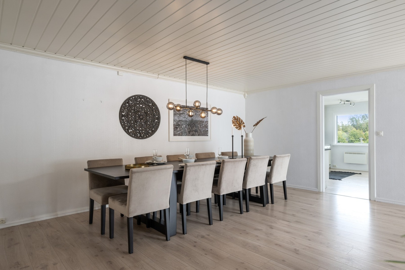 Utenfor kjøkkenet samles venner og familie for hyggelige måltider rundt et langbord. Galleribilde