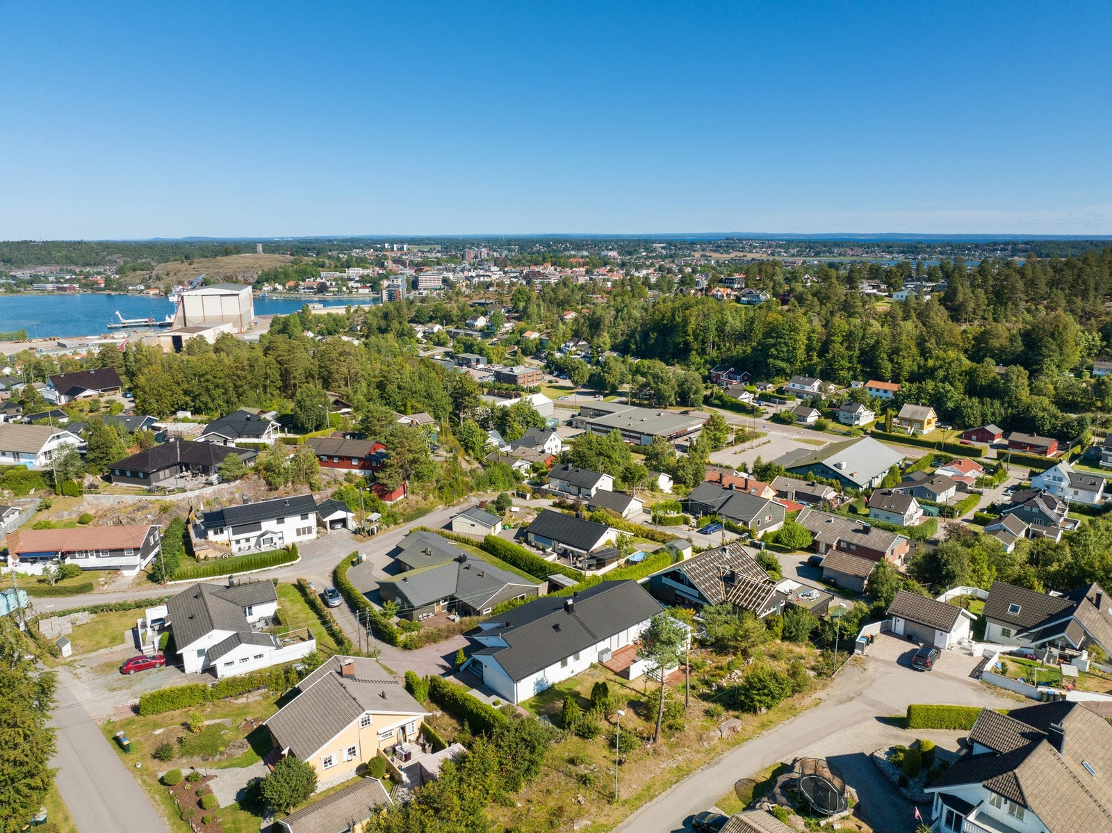 Beliggenheten passer utmerket for familier, i en stille og rolig blindvei med hyggelige naboer. Galleribilde