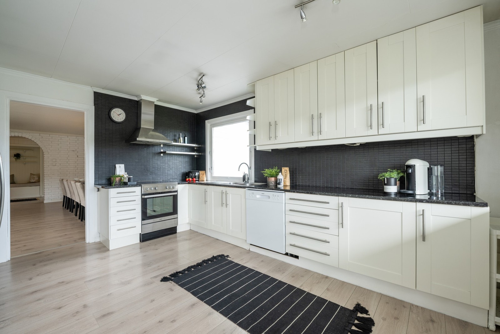 Gulvet er det samme som i stuen, noe som bidrar til en flytende overgang mellom rommene. Galleribilde