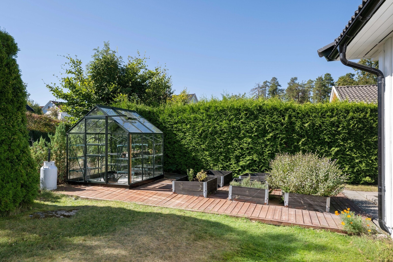 Sammen med en markterrasse i hagen måler uteplassene ca. 83 kvm. Galleribilde