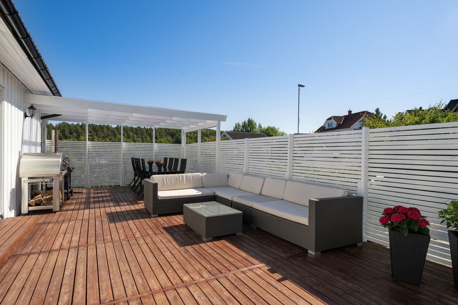 Den gode størrelsen gir ulike soner, og i senere tid er rekkverket byttet ut med levegger av spiler. Galleribilde