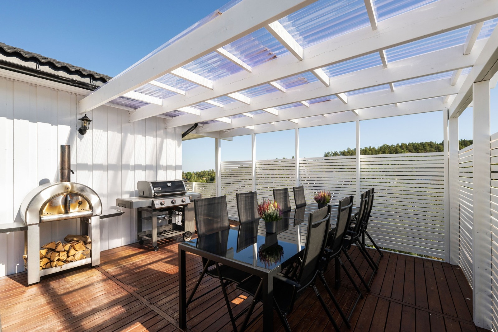 Ved underetasjen har boligen en delvis overbygd terrasse, oppført i 2017 med et areal på ca. 33 kvm. Galleribilde