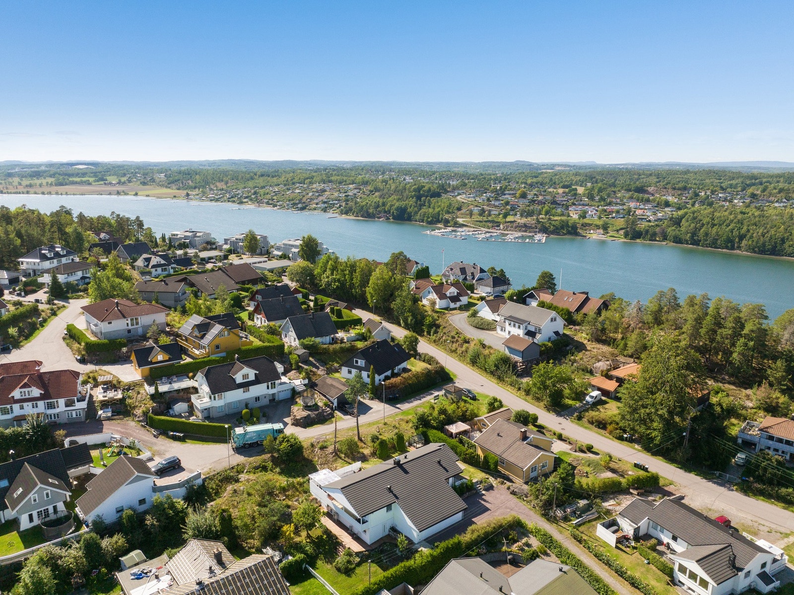 Boligen har en idyllisk beliggenhet i blindvei, nær sjøen, badeplasser og turveier i skogen. Galleribilde