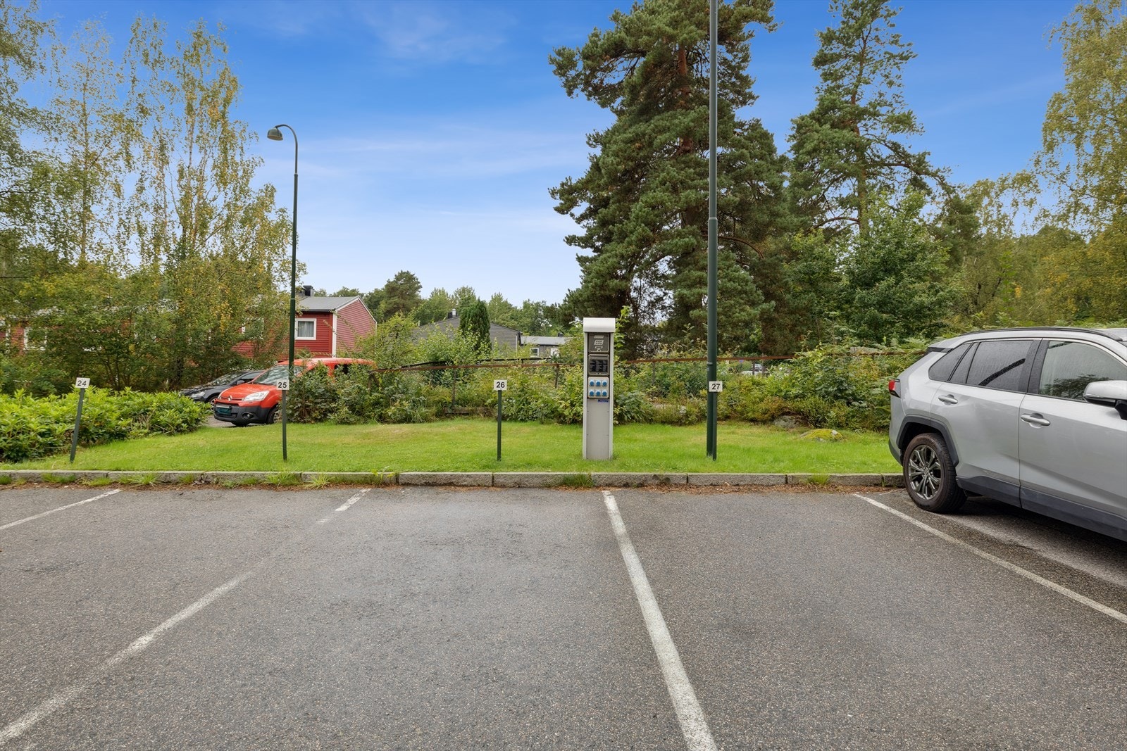 Det er mulighet for å lade el-bil på parkeringsplassen. Borettslagets biloppstillingsplasser tildeles etter bo ansiennitet. Galleribilde
