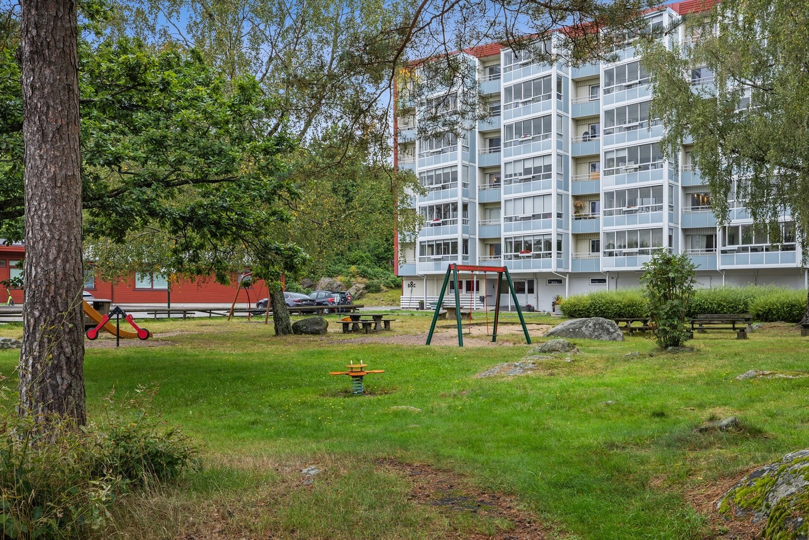 Lekeplass like ved leilighetene. Galleribilde