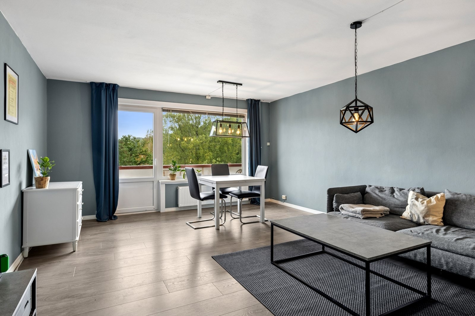 Stuen har god plass til både sofa- og spisegruppe. Galleribilde