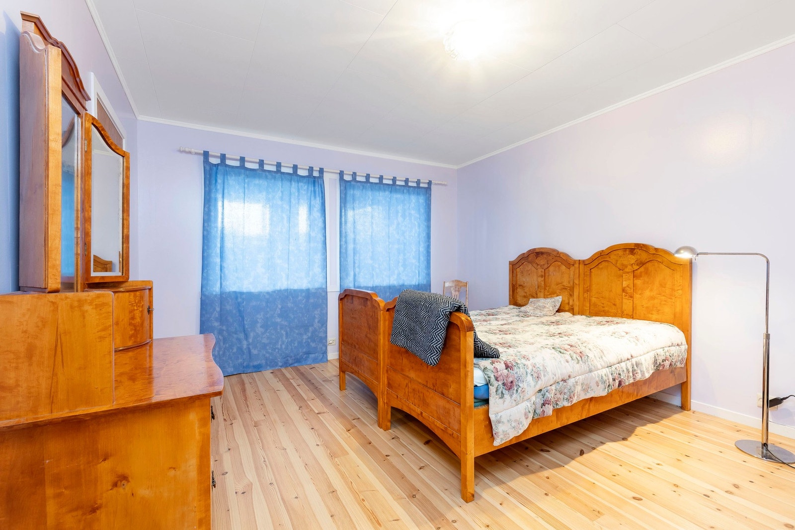 Underetasjen har et soverom, med heltre furugulv. Rommet kombinerer malte overflater og furugulv. Galleribilde