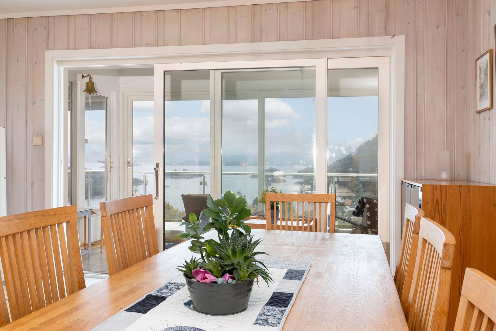 Det er direkte utgang til en delvis overbygget terrasse. Galleribilde