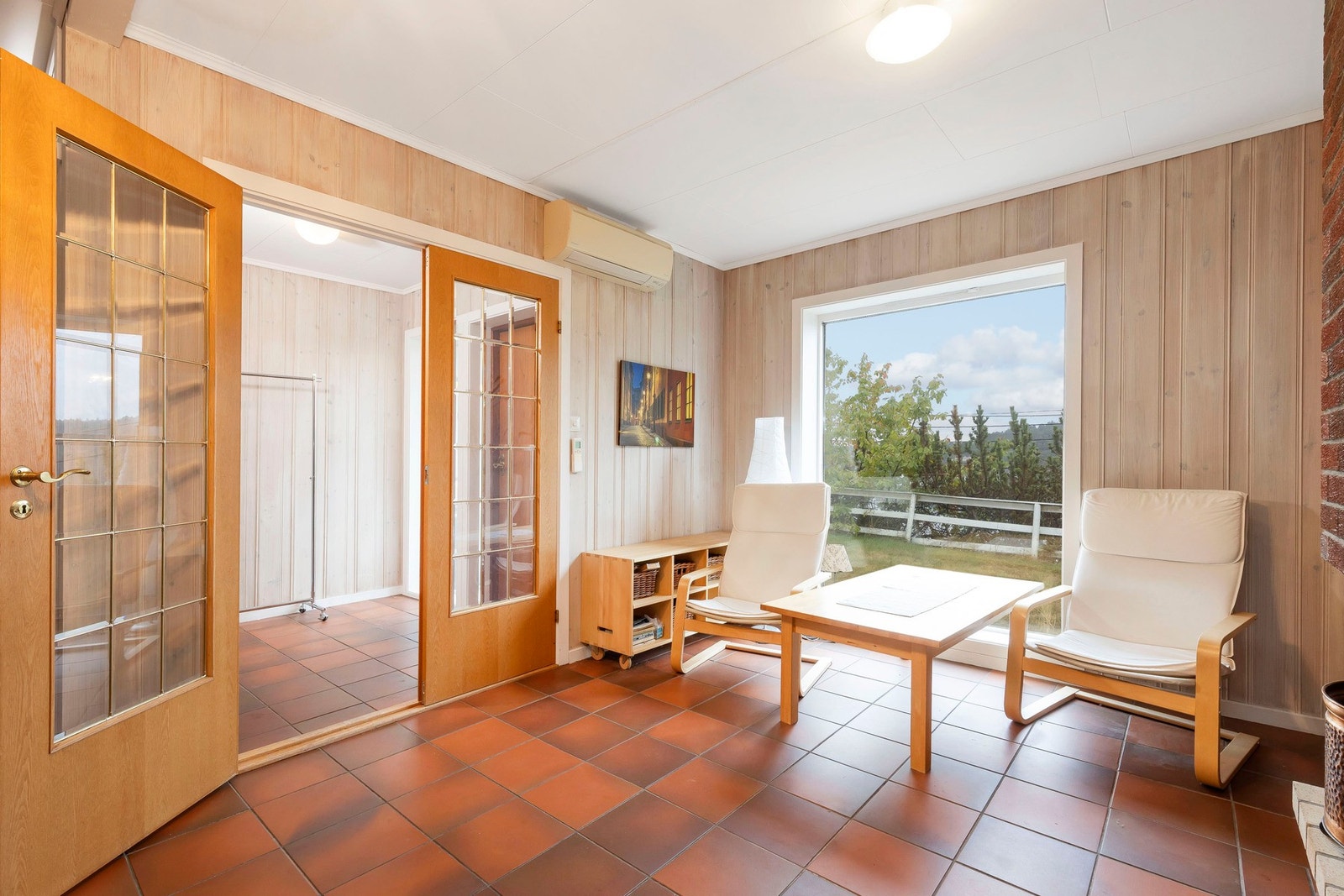 Her har du også en egen inngang og entrè til underetasjen! Galleribilde