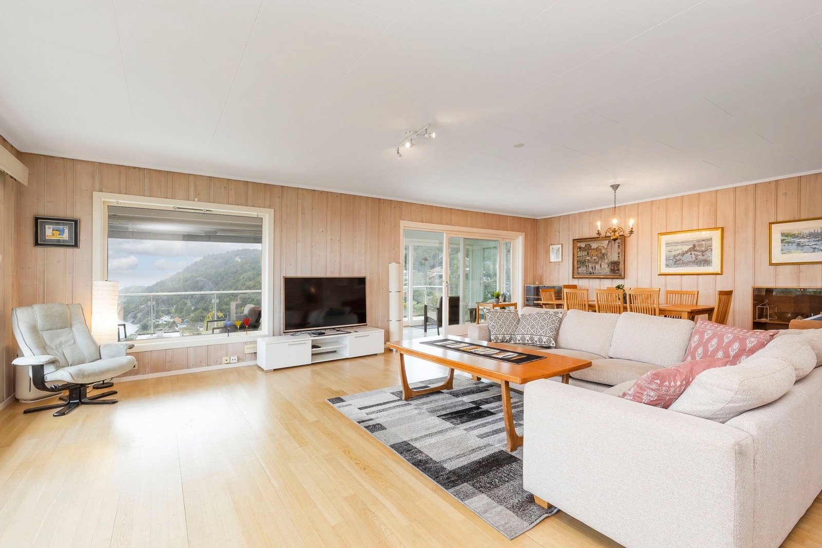 Boligen har to plan med totalt fire soverom, romslig stue, kjøkken, flere bad og praktiske boder. Galleribilde