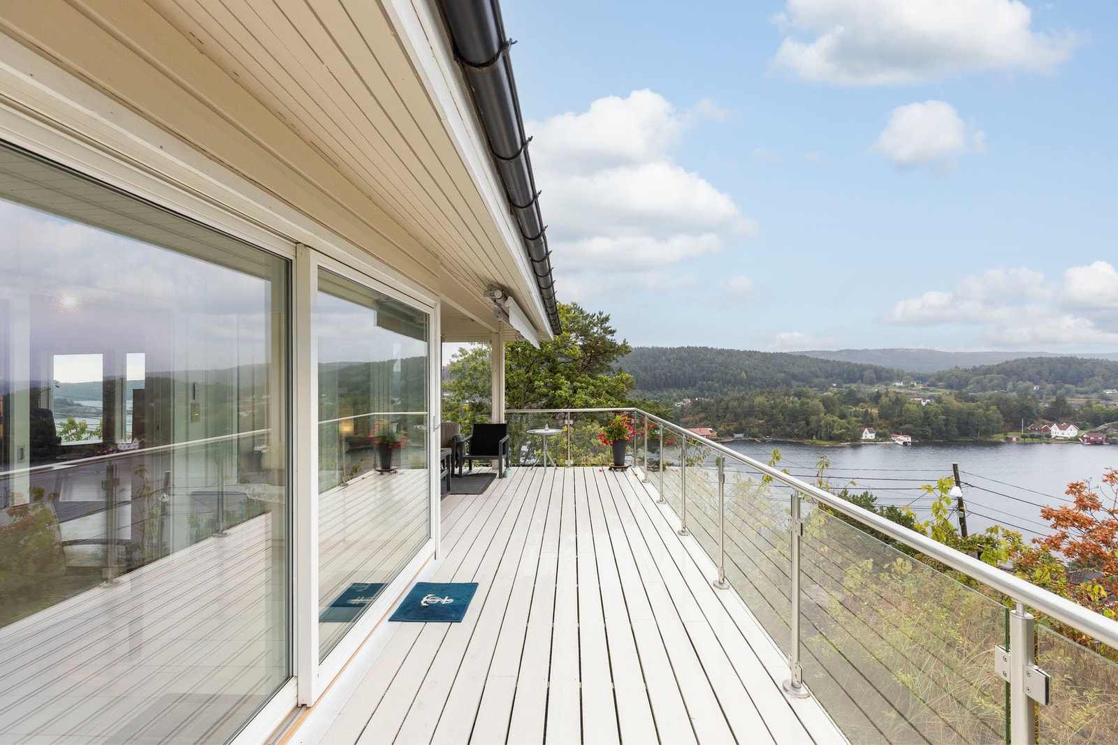 Terrassen er delvis overbygget og har også en innglasset del, noe som gir gode muligheter for bruk uavhengig av vær. Galleribilde