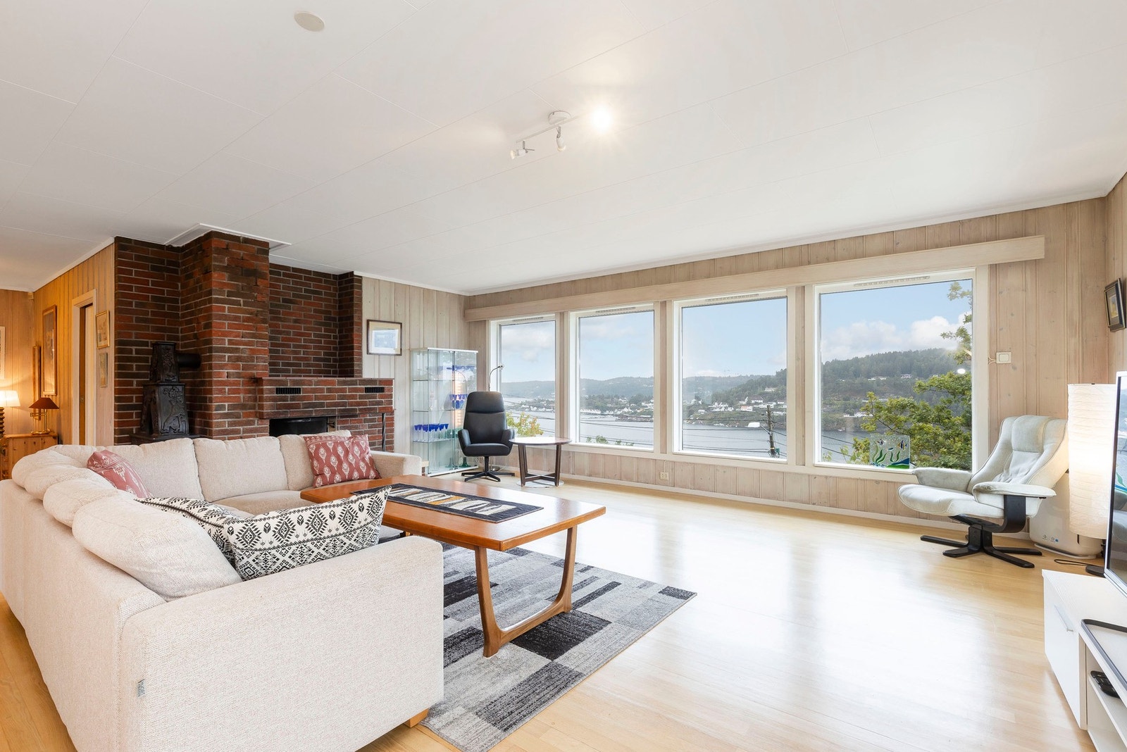 Stua er romslig og praktisk utformet med gode møbleringsmuligheter. Galleribilde