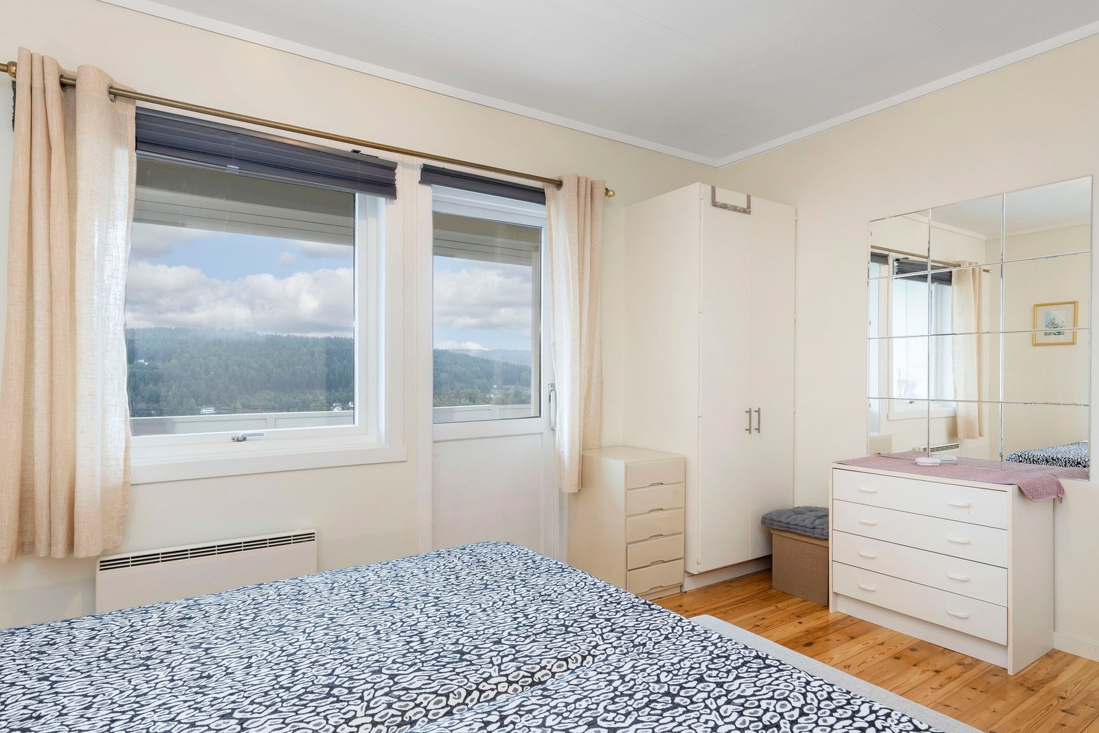 Hovedplanet har tre soverom, alle med lakkerte furugulv og malte veggflater. To av rommene har garderobeskap for oppbevaring, mens det tredje soverommet har direkte utgang til en terrasse med sjøutsikt. Galleribilde