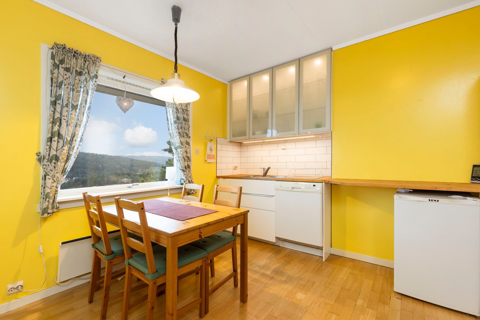 Heltre benkeplater gir god arbeidsplass og er utstyrt med dobbel stålvask. Det er integrert komfyr, mikrobølgeovn og platetopp, samt avsatt plass til oppvaskmaskin og kjøleskap. Galleribilde