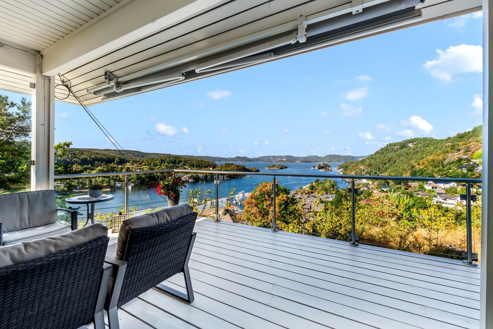 Solrik og innholdsrik enebolig i barnevennlig område kun 2 km fra Kragerø sentrum. Galleribilde