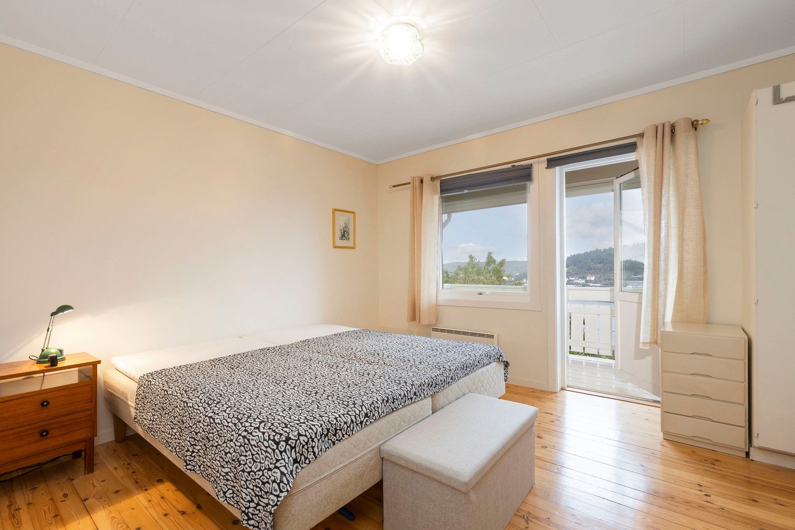 Hovedplanet har tre soverom, alle med lakkerte furugulv og malte veggflater. Galleribilde