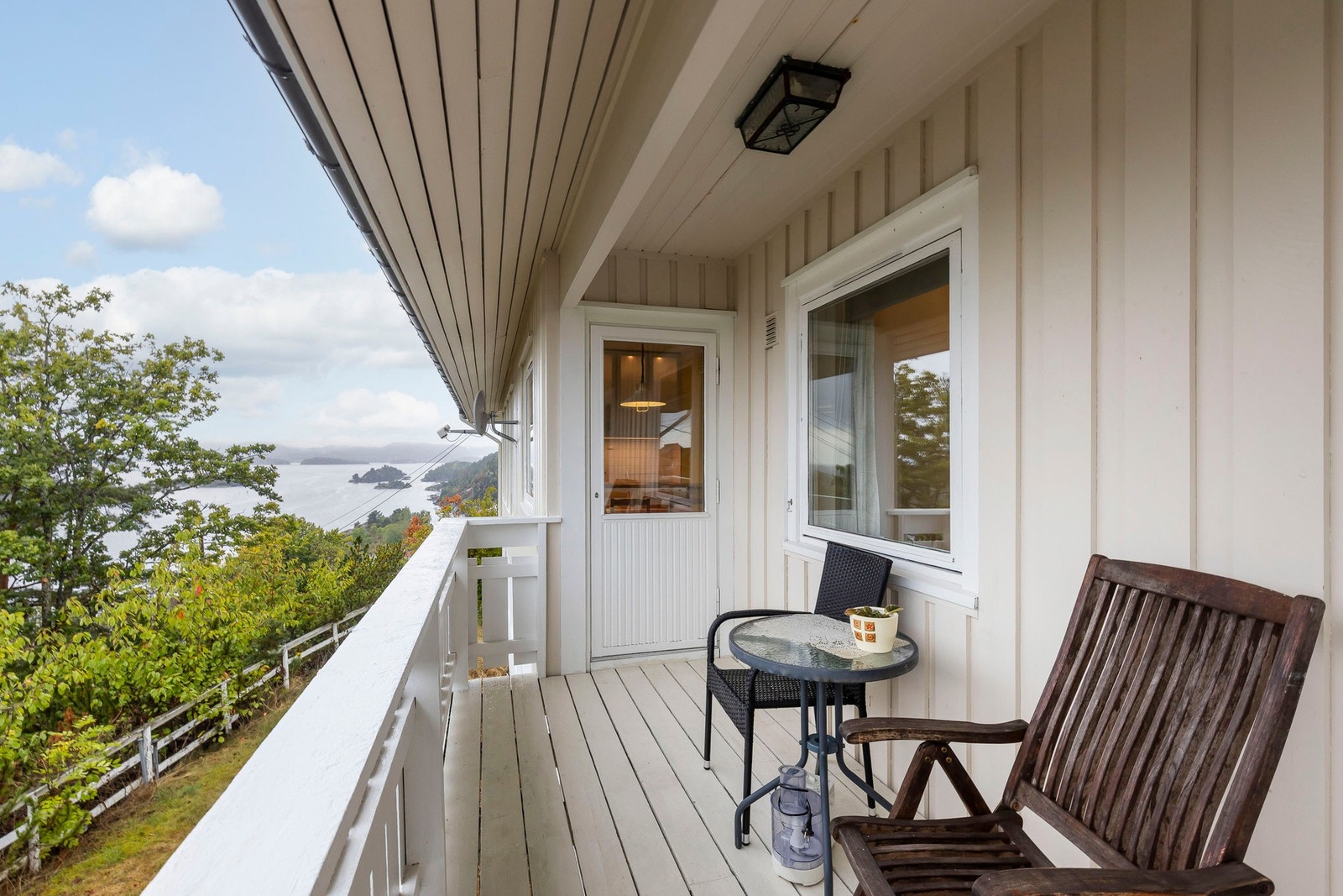 I tillegg har ett av soverommene utgang til en terrasse som vender mot sjøen, og denne plasseringen kan gi en flott utsikt og gode solforhold. Galleribilde