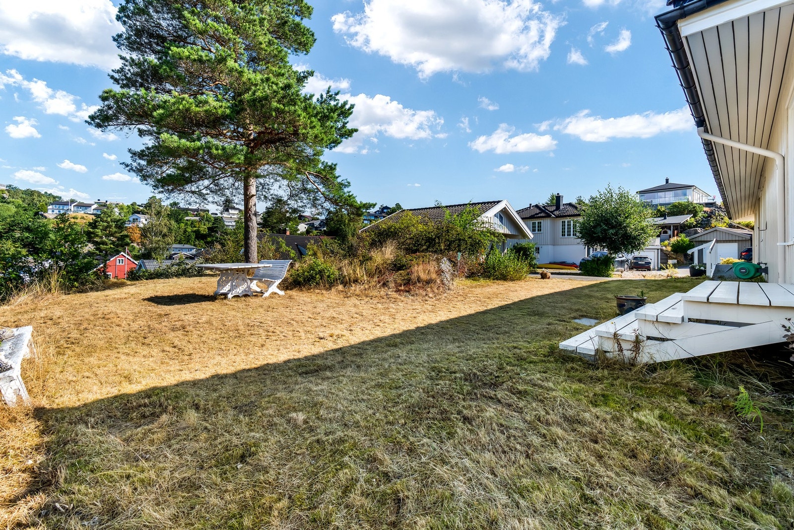 Fra eiendommen er det gangavstand til både Kragerø barne- og ungdomsskole og videregående skole. Galleribilde