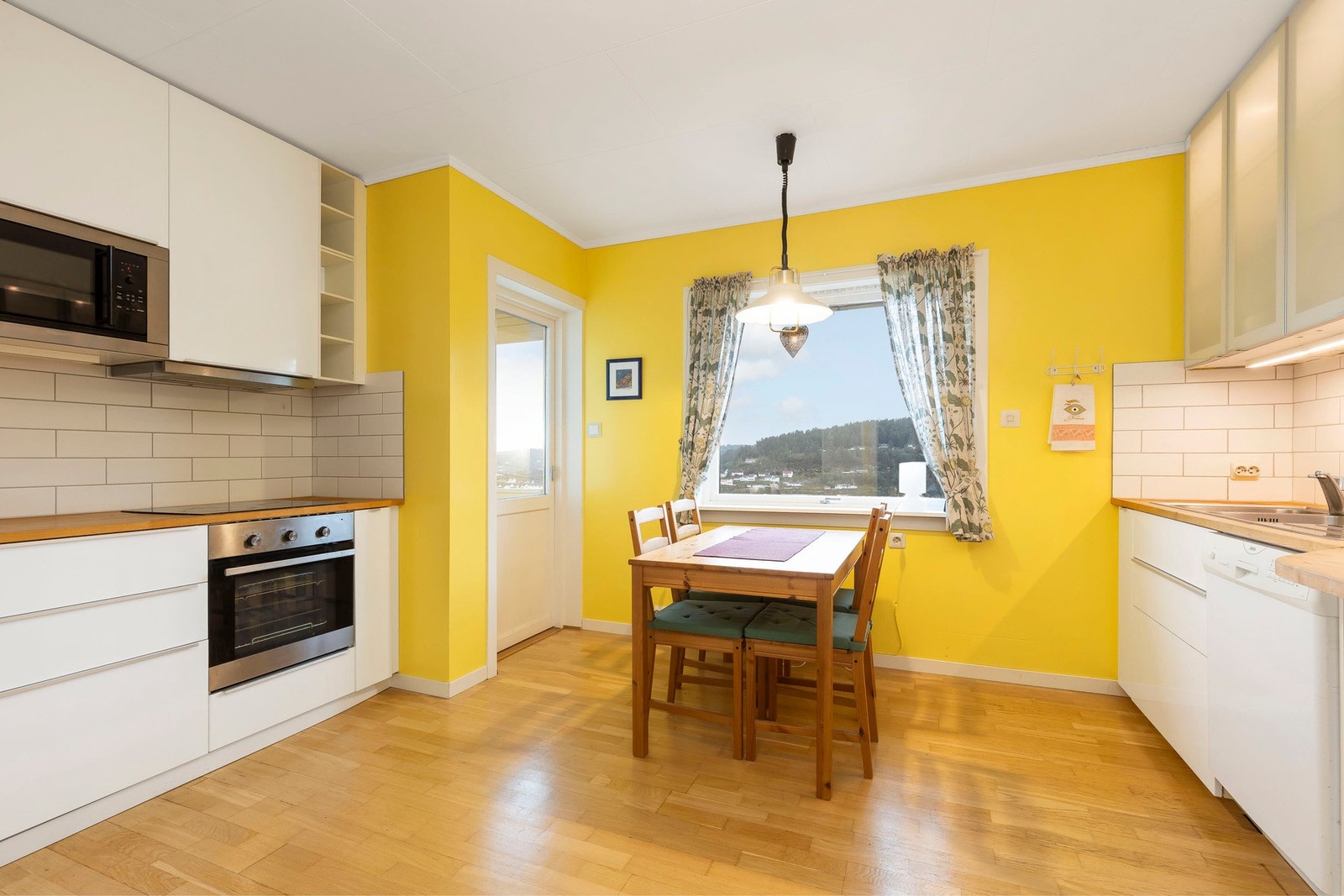 Det er også en frokostterrasse med utgang fra kjøkkenet, som gir et hyggelig sted å starte dagen. Galleribilde