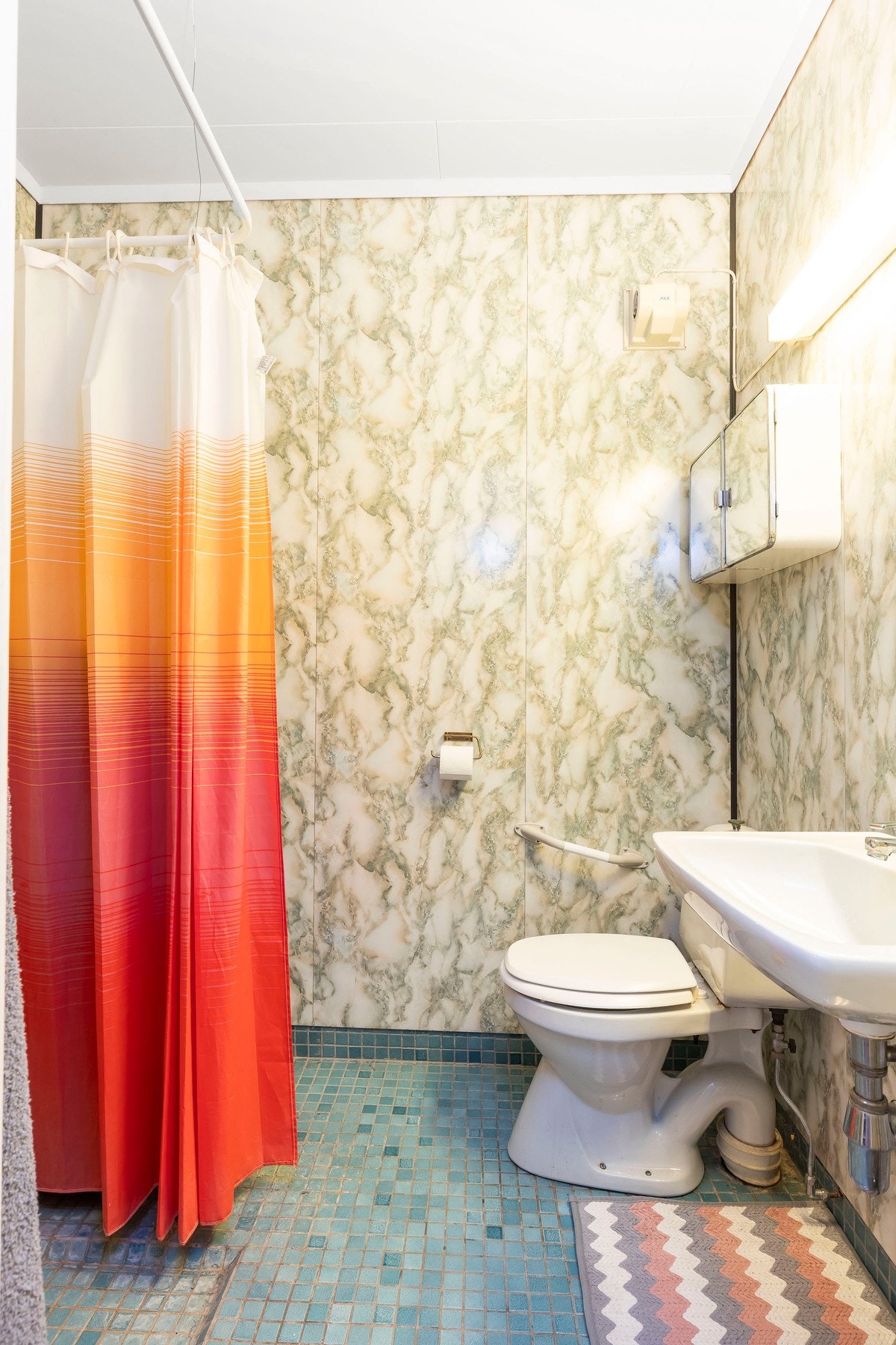 Badet i underetasjen er utstyrt med vask, toalett og dusjhjørne. Galleribilde