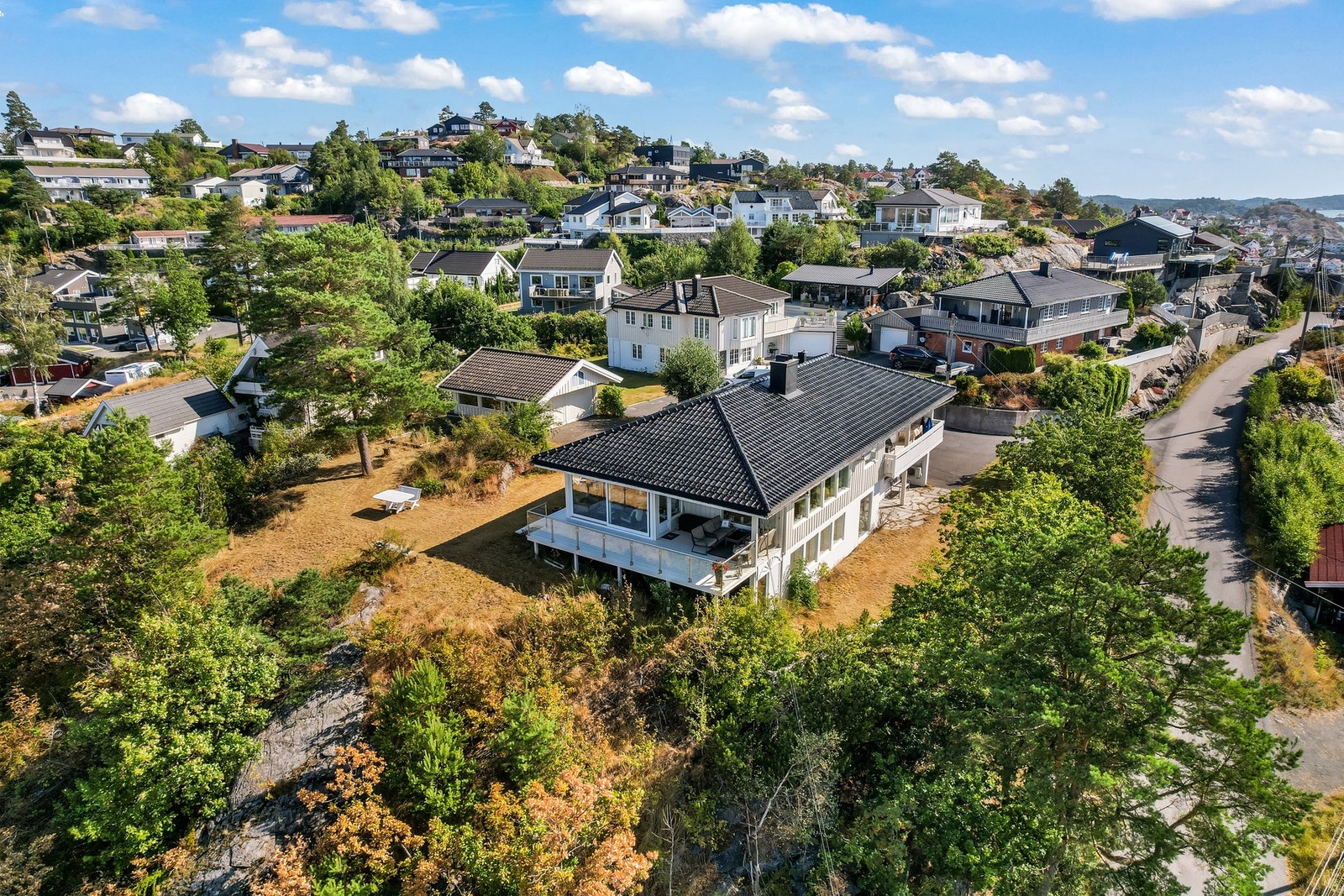 Stor terrasse, delvis innglasset, med flott utsikt mot sjøen! Galleribilde