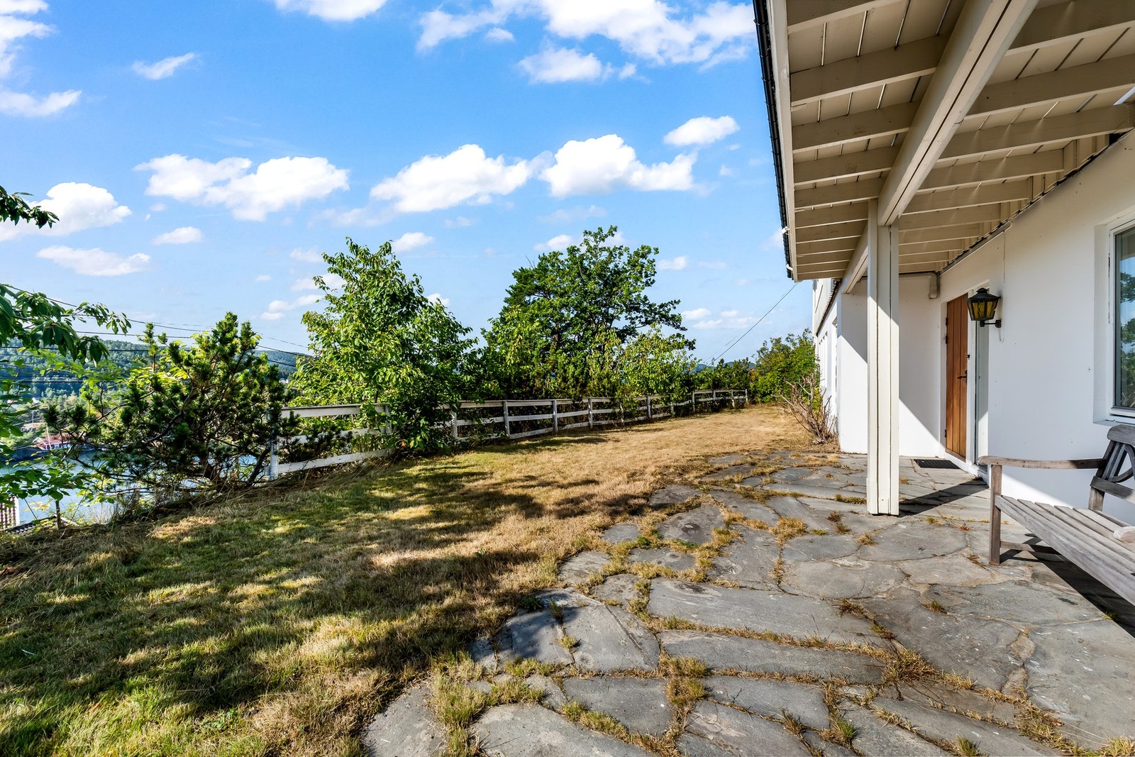 Ca. 600 meter fra boligen ligger Nepa, et friområde med oppgraderte fasiliteter som gressletter, strand og svaberg, perfekt for bading og rekreasjon. Galleribilde