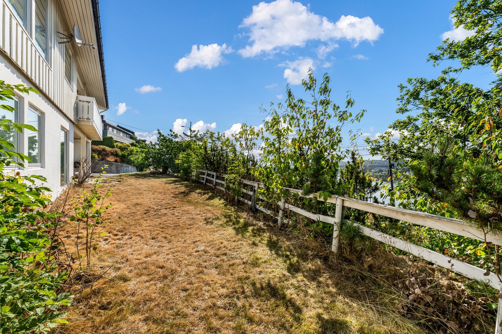 Dagligvarehandelen kan gjøres i Kragerø sentrum, hvor du finner både Kiwi og Spar, samt flere nisjebutikker og servicetilbud. Galleribilde