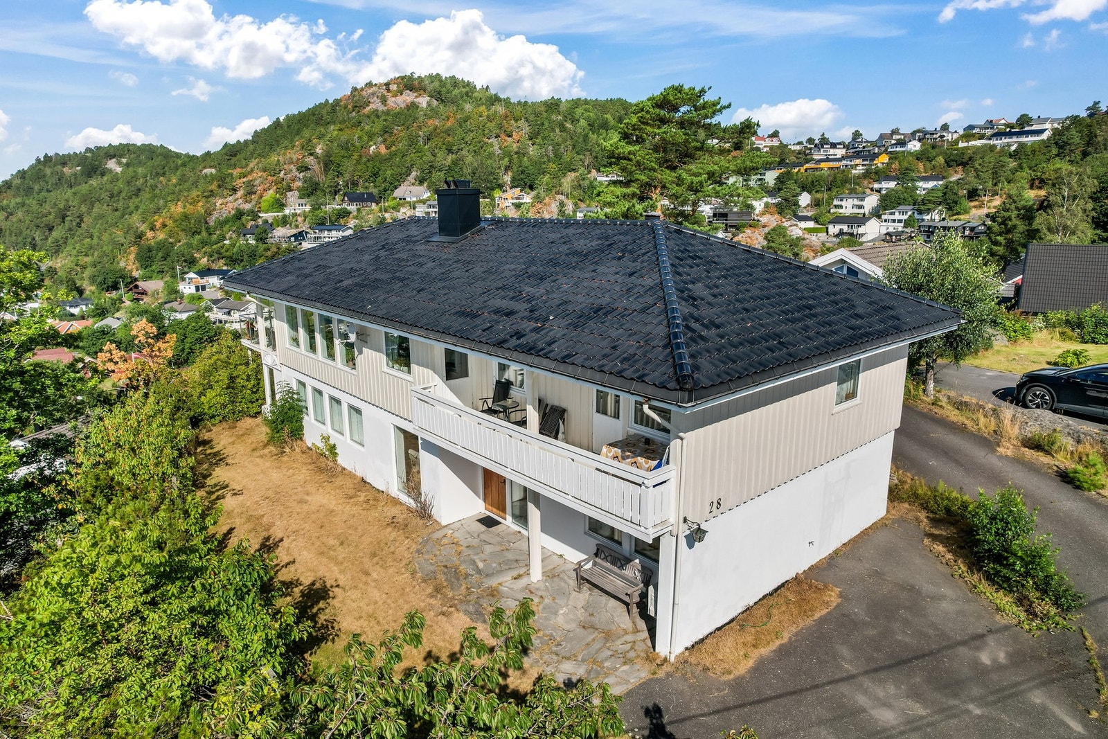 Eiendommen ligger i et etablert og barnevennlig boligområde med kort vei til sjøen. Området har nærhet til skoler, barnehager og offentlig kommunikasjon. Galleribilde