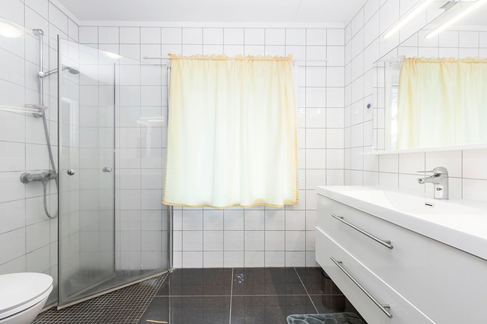 Badet i første etasje har fliser på både gulv og vegger, samt himlingsplater i taket. Galleribilde