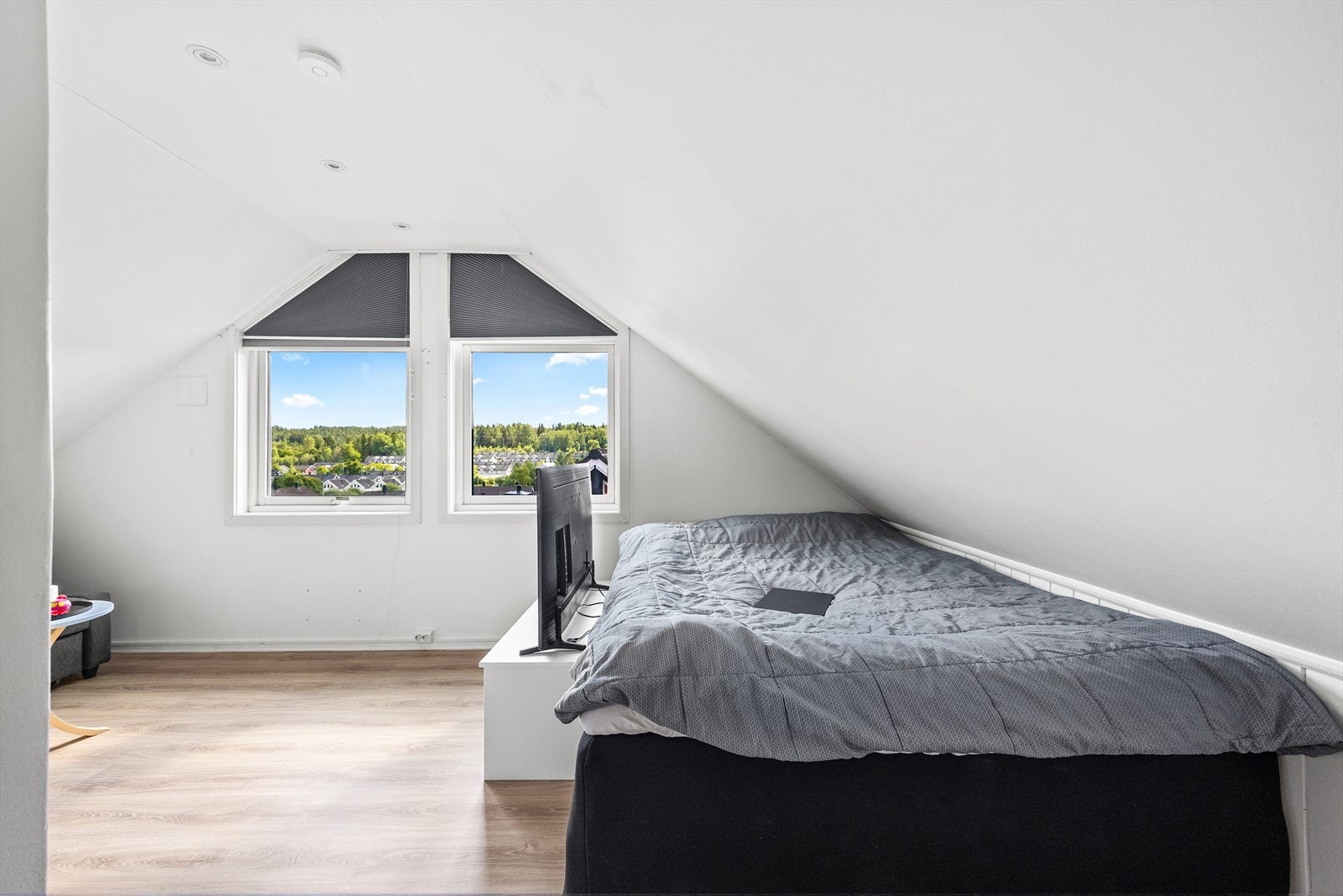 Her kan du uttrykke fantasien og gjøre om disse rommene etter dine ønsker, enten som et ekstra gjesterom, kontor eller stue. Galleribilde