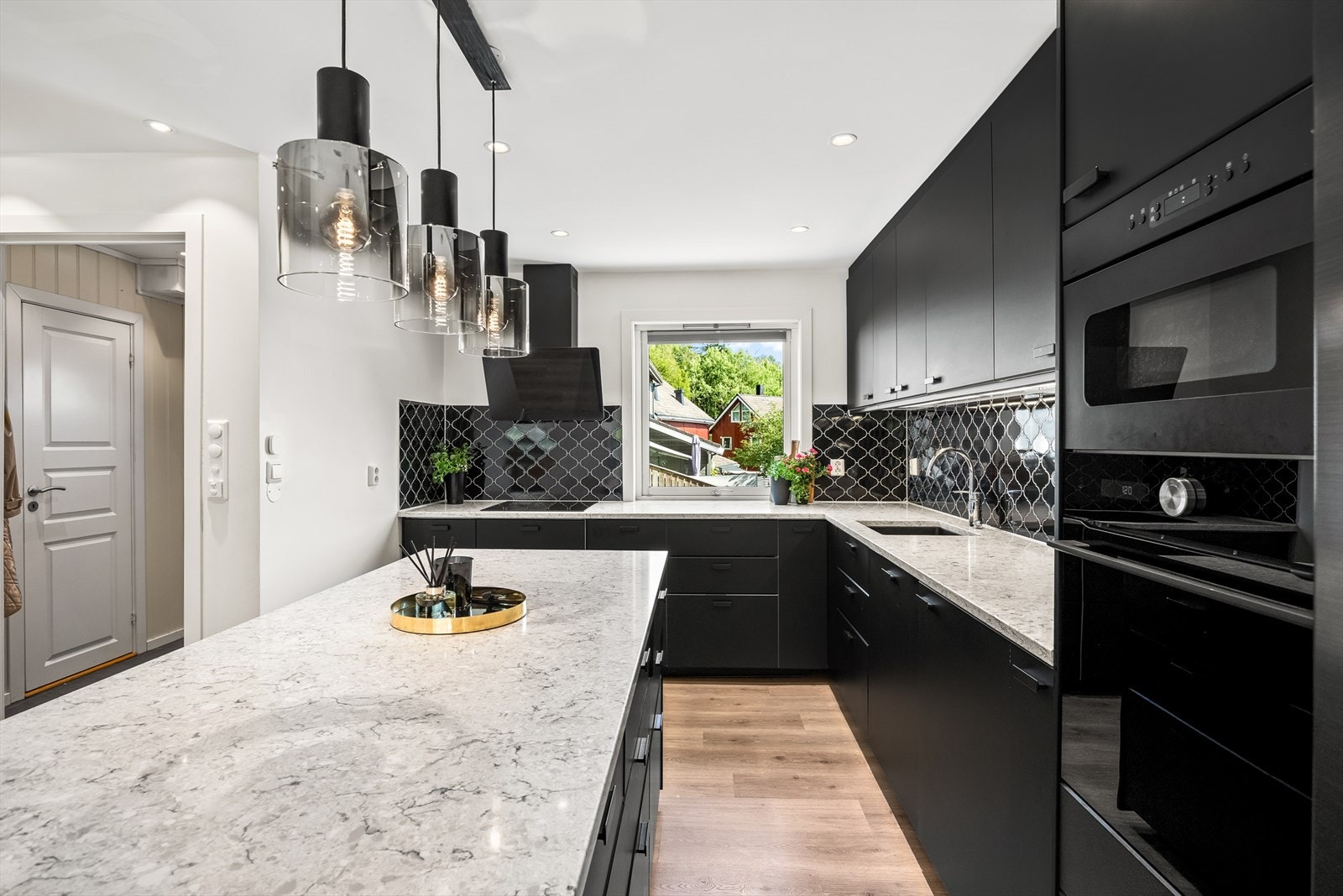 Integrerte hvitevarer som: komfyr, platetopp, oppvaskmaskin og micro medfølger i salget. Galleribilde