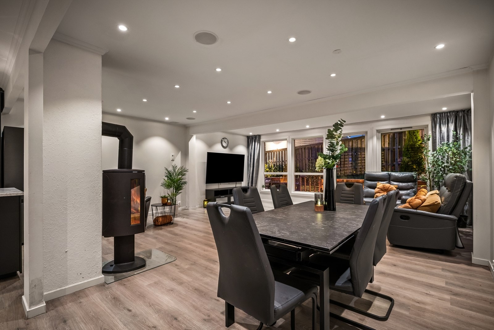 Stuen kan enkelt dels inn i flere soner - her er det møblert med et spisestuebord og en stor sofagruppe. Galleribilde