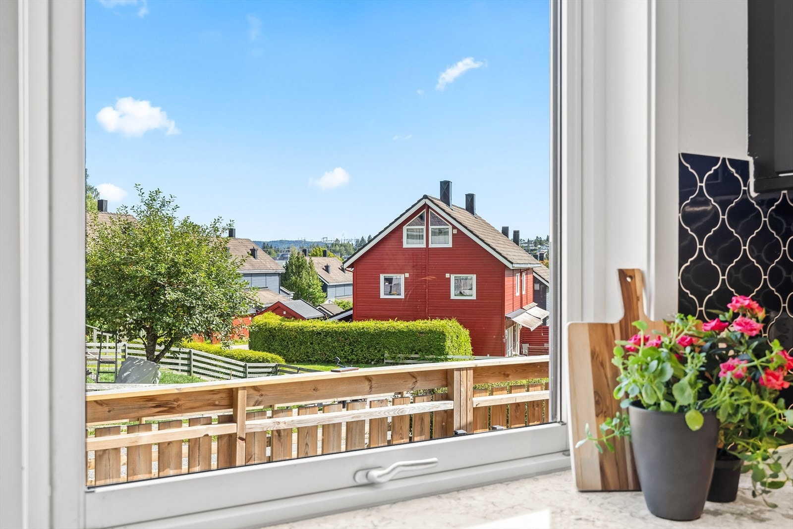 Fra kjøkkenet har du hyggelig utsikt over nærområdet! Galleribilde