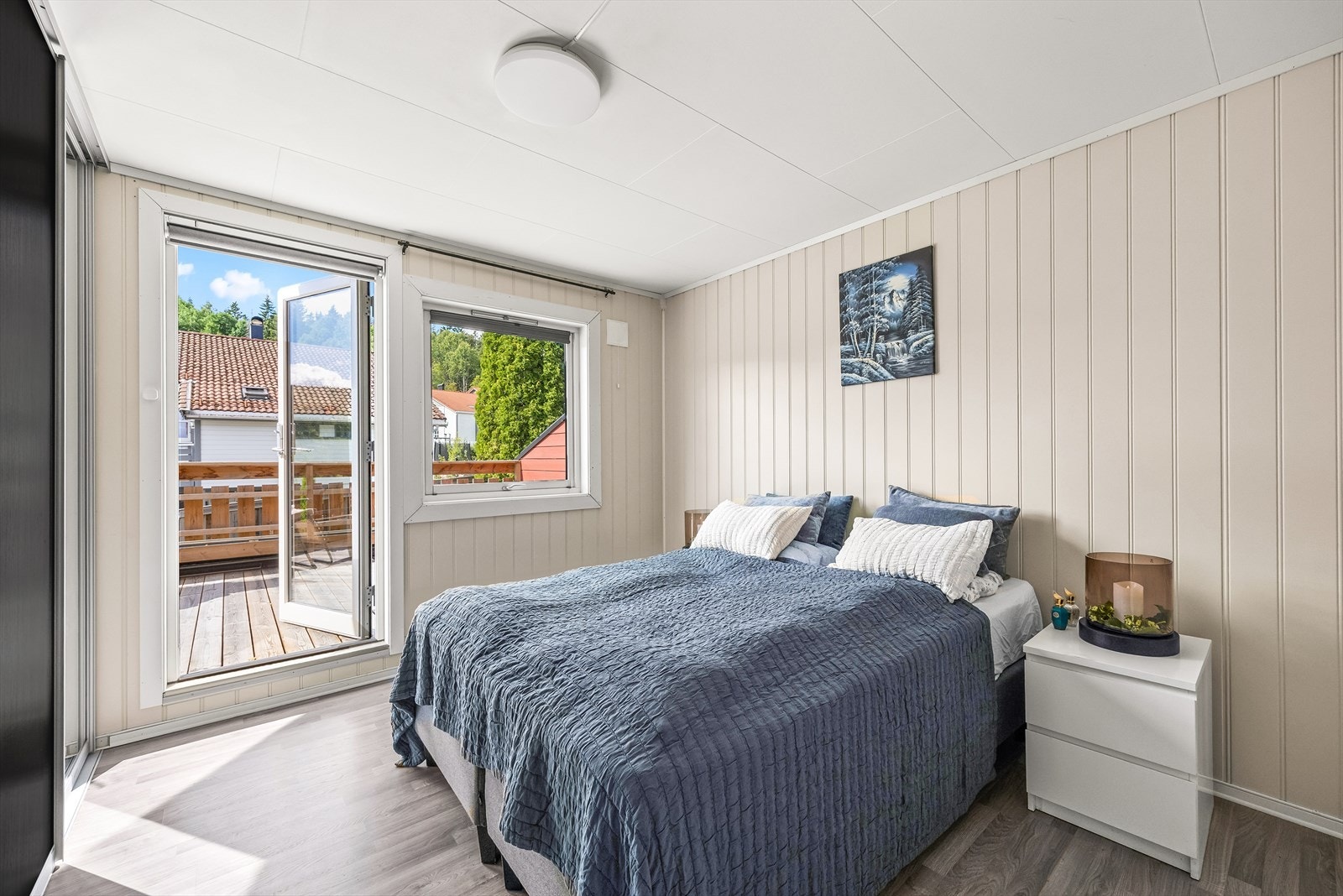 På hovedsoverommet er det plass til en dobbeltseng, nattbord på hver side og annet ønskelig møblement. Galleribilde