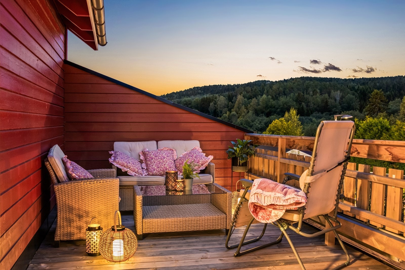 Sol fra ettermiddag til solnedgang - perfekt for utekos og lange sommerkvelder. Galleribilde