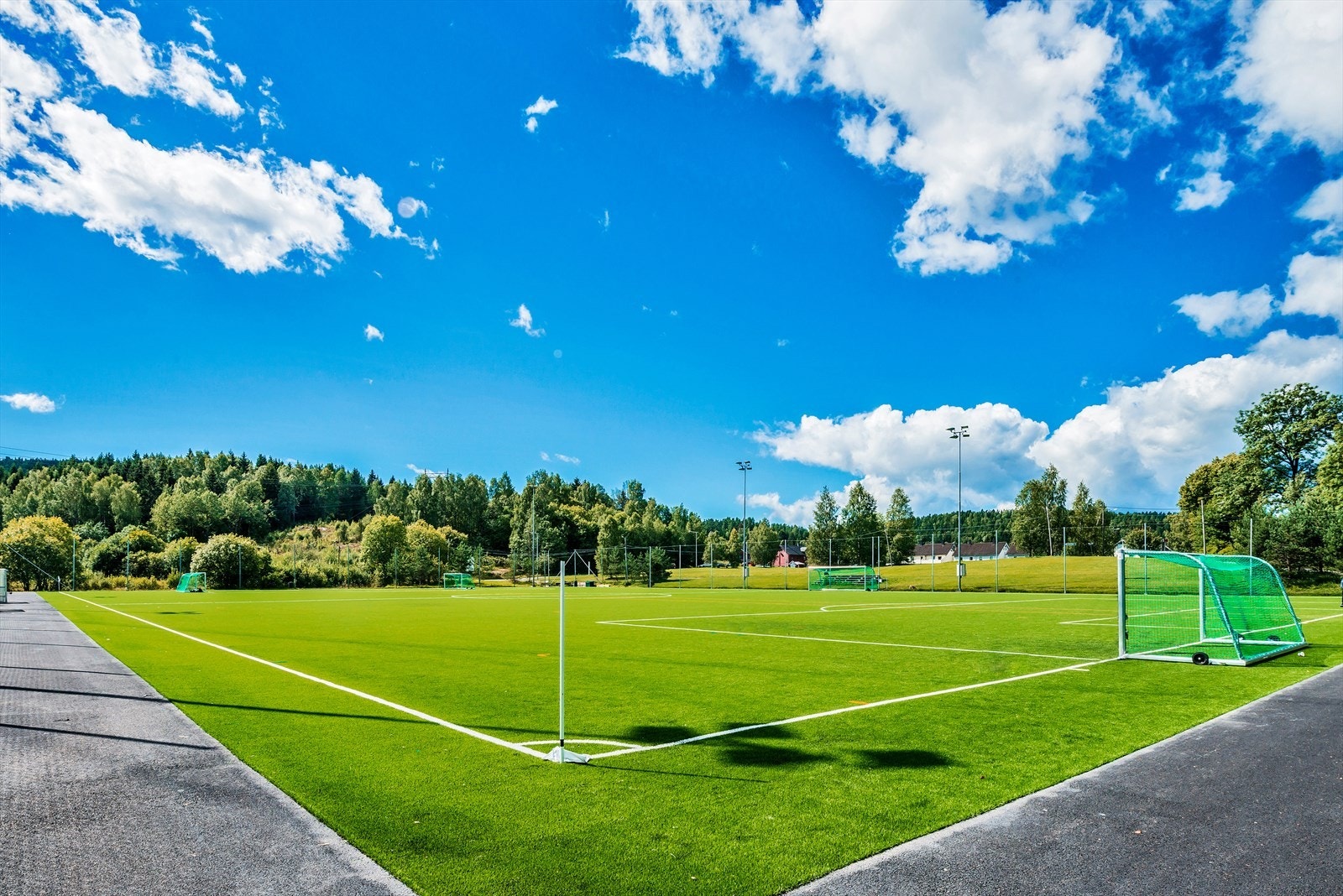 Ved fleridrettshallen ligger også en flott tennisbane og kunstgressbane for fotball ligger få minutter unna. Galleribilde